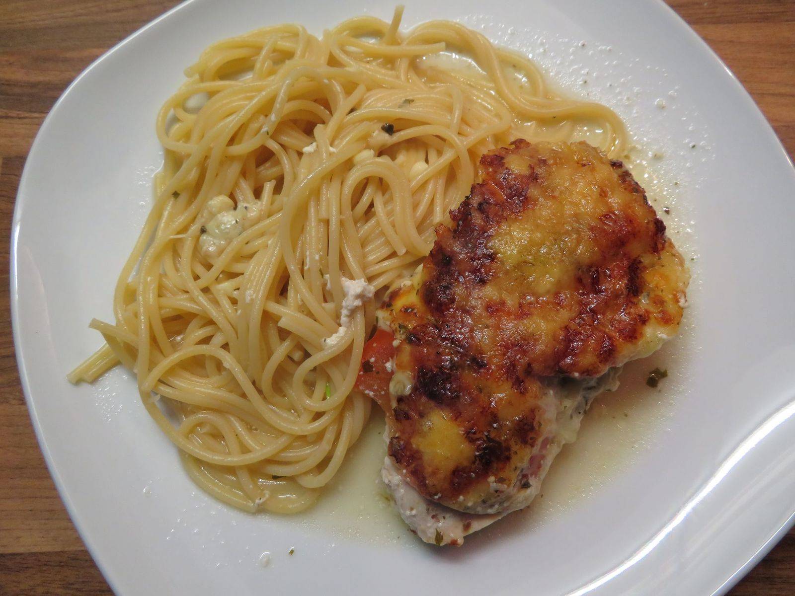 Überbackene Hühnerfilets mit Spaghetti Rezept - ichkoche.ch Überbackene Hühnerfilets mit Spaghetti Rezept - ichkoche.ch