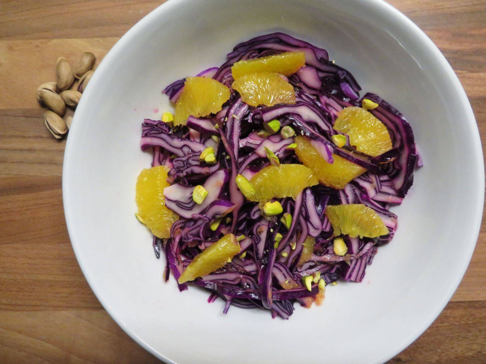Rotkrautsalat mit Orangenfilets und Pistazien Rezept - ichkoche.ch