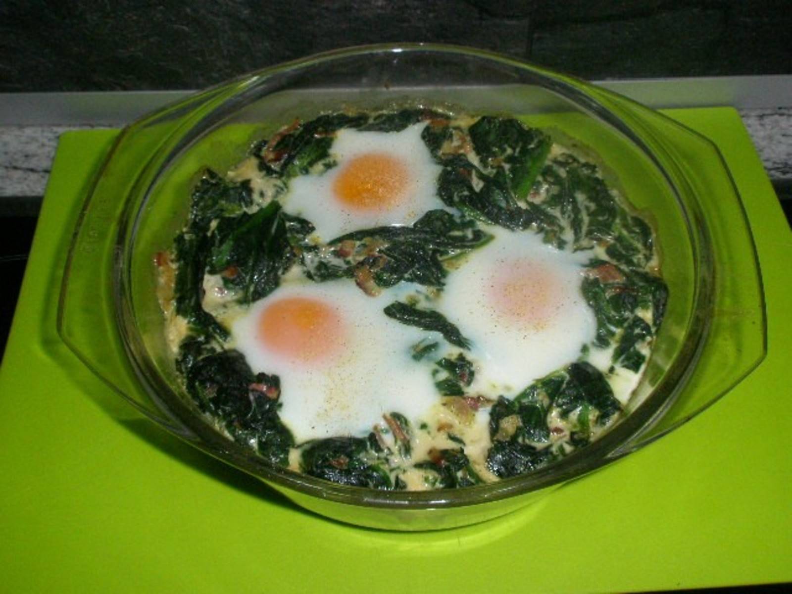 Gebackene Eier im Spinat Rezept - ichkoche.de Gebackene Eier im Spinat Rezept - ichkoche.de