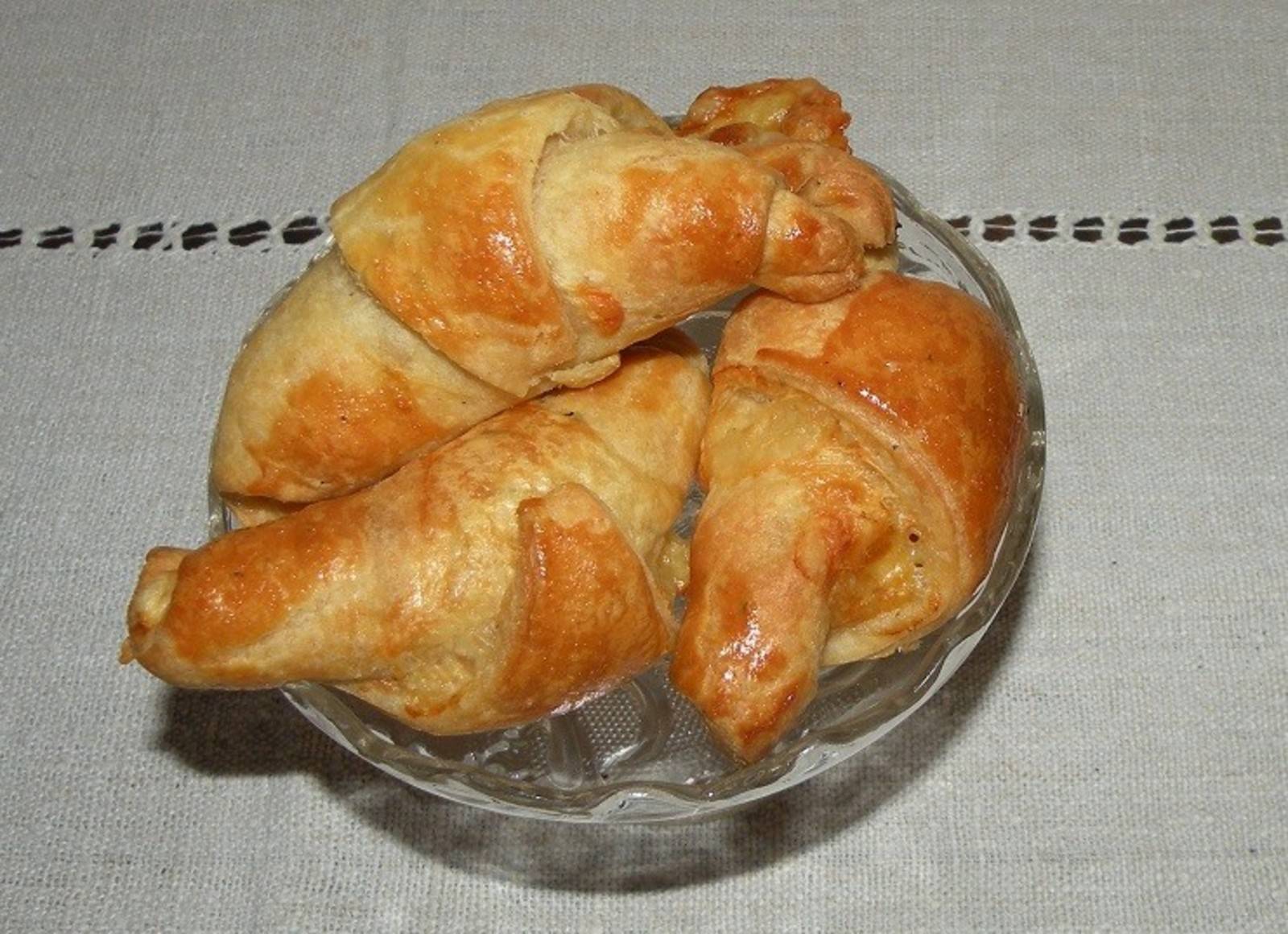 Käsekipferl aus Topfenblätterteig Rezept - ichkoche.de Käsekipferl aus Topfenblätterteig Rezept - ichkoche.de