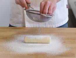 Schritt 10: Marzipan mit etwas Staubzucker bestreuen. Schritt 10: Marzipan mit etwas Staubzucker bestreuen.