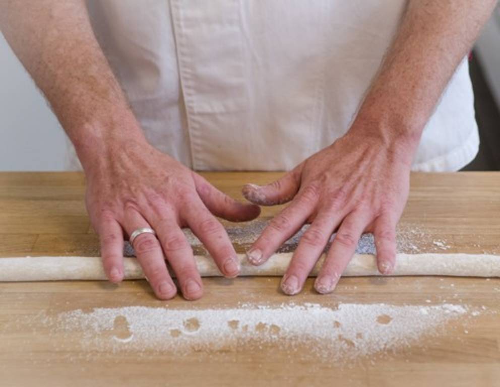 Schritt 11: Marzipan zu einer dünnen, langen Rolle formen. Schritt 11: Marzipan zu einer dünnen, langen Rolle formen.