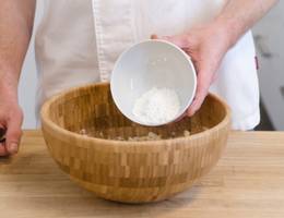 Schritt 16: Staubzucker dazugeben. Schritt 16: Staubzucker dazugeben.
