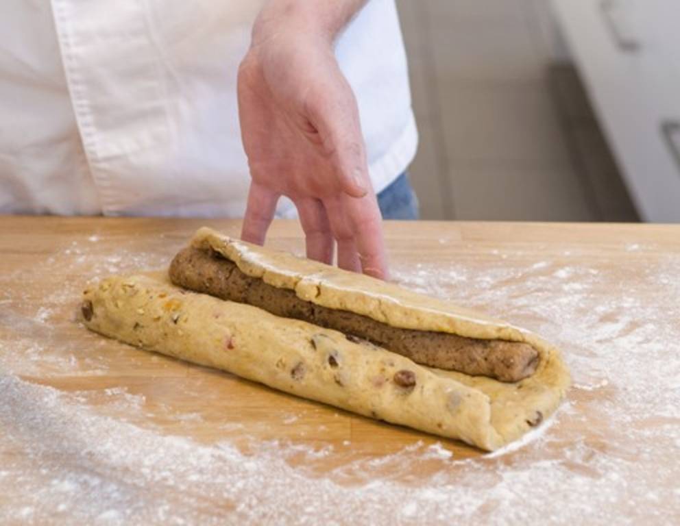 Schritt 36: Den Teig von beiden Seiten über die Füllung legen. Schritt 36: Den Teig von beiden Seiten über die Füllung legen.