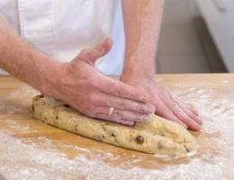 Schritt 37: Teig festdrücken, damit der Stollen seine charakteristische Form bekommt. Schritt 37: Teig festdrücken, damit der Stollen seine charakteristische Form bekommt.