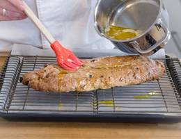 Schritt 39: Den gebackenen Stollen mit flüssiger Butter bestreichen. Schritt 39: Den gebackenen Stollen mit flüssiger Butter bestreichen.