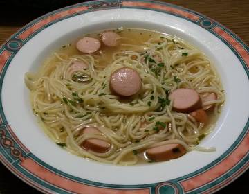 Nudelsuppe mit Frankfurter Nudelsuppe mit Frankfurter