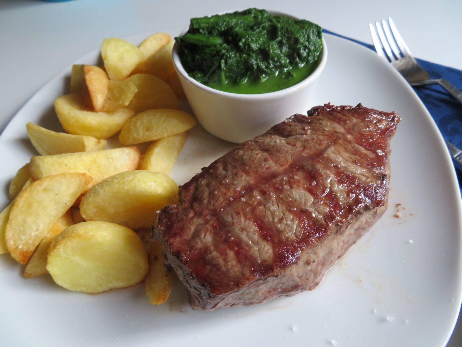 Rindersteak mit Blattspinat und Kartoffelspalten