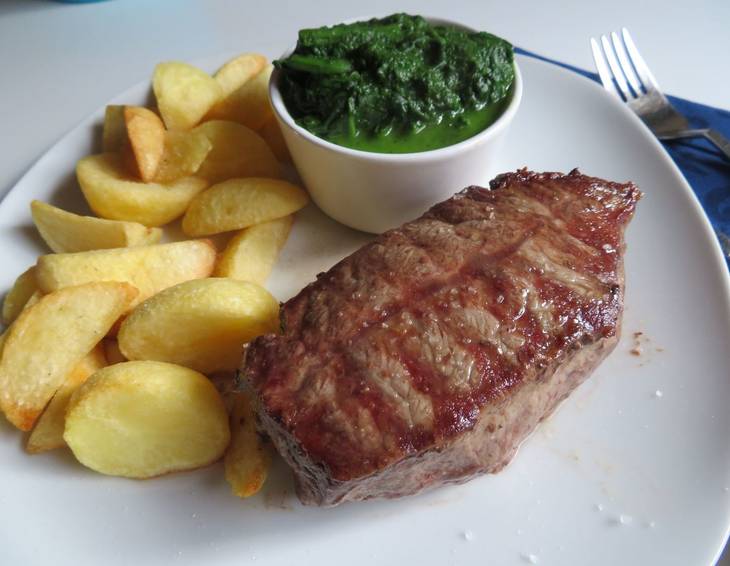 Rindersteak mit Blattspinat und Kartoffelspalten