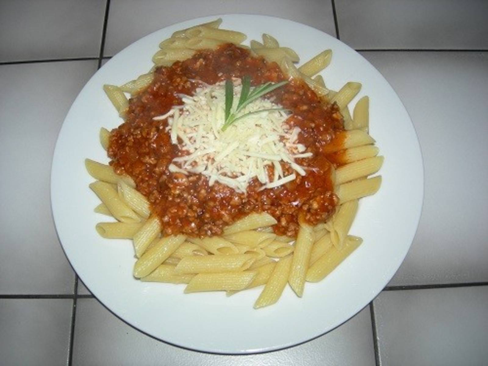 Sauce Bolognese mit Rosmarin und Penne