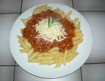 Sauce Bolognese mit Rosmarin und Penne Sauce Bolognese mit Rosmarin und Penne