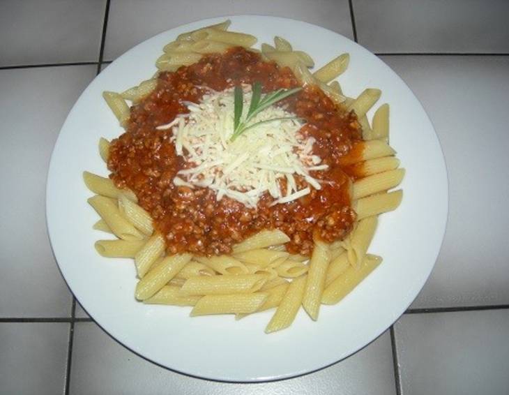 Sauce Bolognese mit Rosmarin und Penne Sauce Bolognese mit Rosmarin und Penne