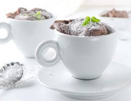 Schokoladiger Mug Cake aus der Heißluftfritteuse Schokoladiger Mug Cake aus der Heißluftfritteuse