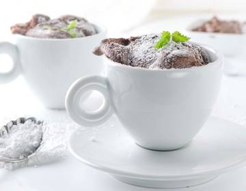 Schokoladiger Mug Cake aus der Heißluftfritteuse Schokoladiger Mug Cake aus der Heißluftfritteuse