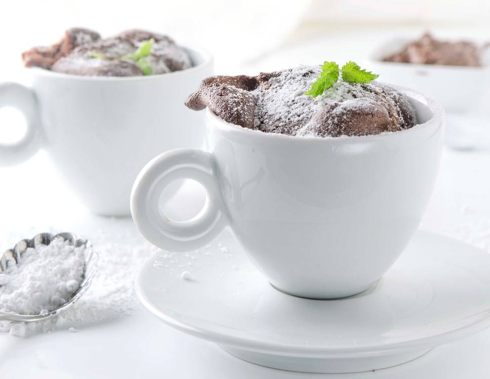 Schokoladiger Mug Cake aus der Heißluftfritteuse Schokoladiger Mug Cake aus der Heißluftfritteuse