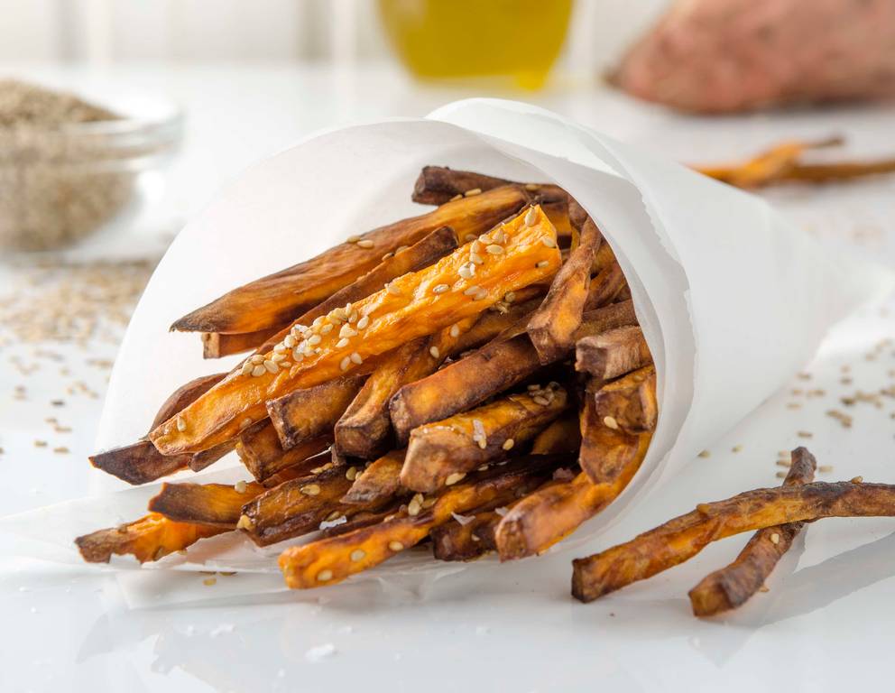 Süßkartoffelpommes aus der Heißluftfritteuse Süßkartoffelpommes aus der Heißluftfritteuse