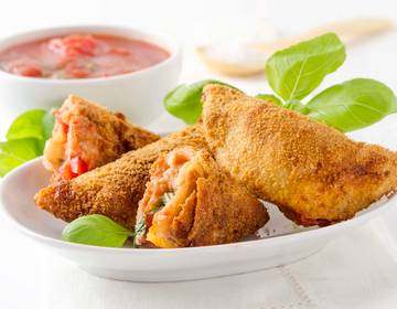 Tomaten-Mozzarella-Teigtaschen aus der Heißluftfritteuse Tomaten-Mozzarella-Teigtaschen aus der Heißluftfritteuse