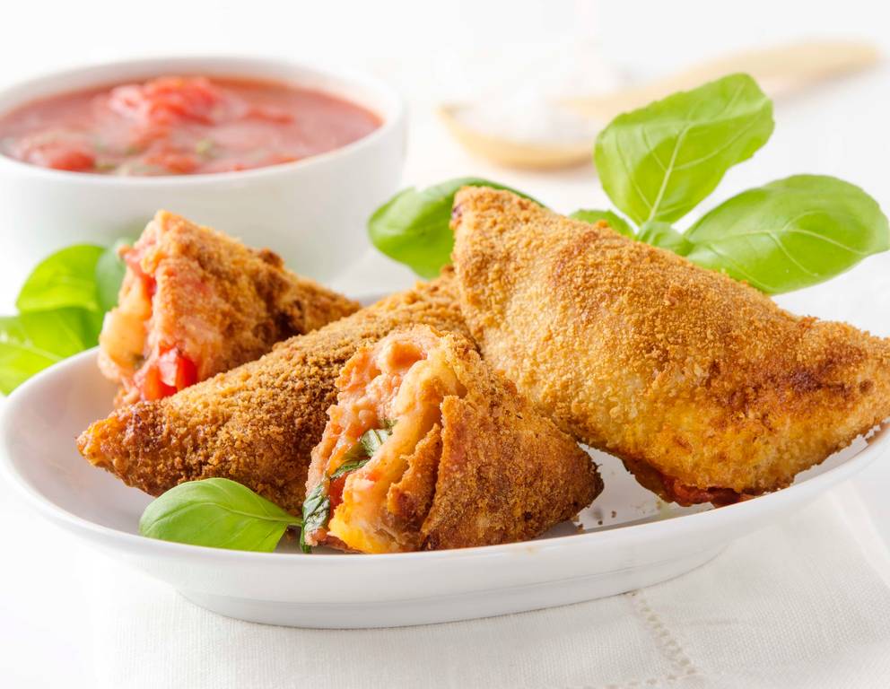 Tomaten-Mozzarella-Teigtaschen aus der Heißluftfritteuse Tomaten-Mozzarella-Teigtaschen aus der Heißluftfritteuse