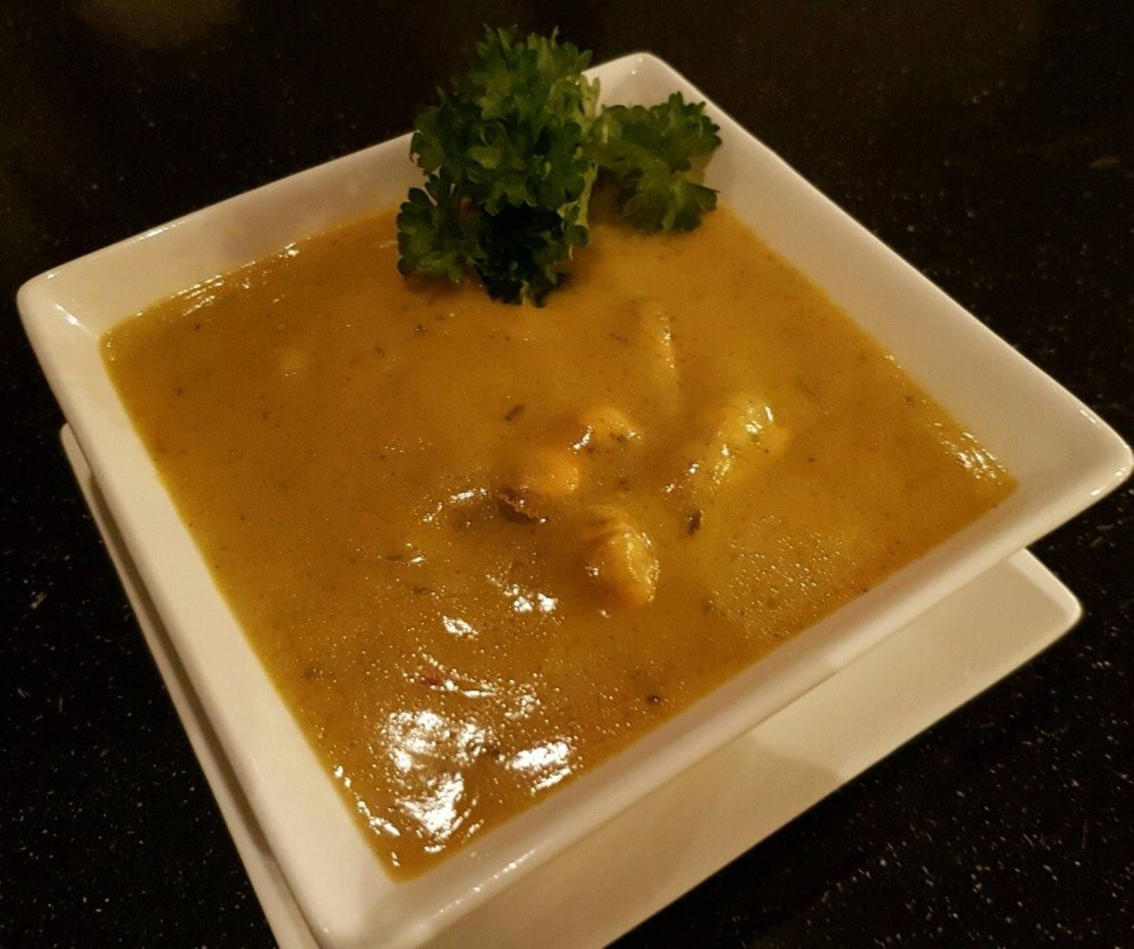 Currysuppe mit Muscheln