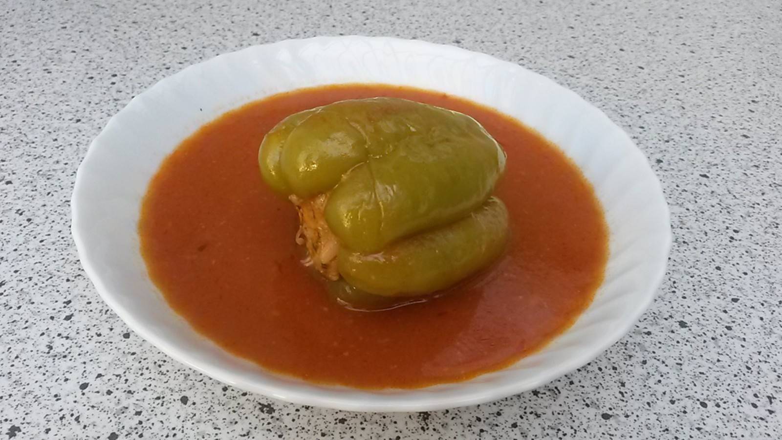 Gefüllte Paprika mit Tomatensauce