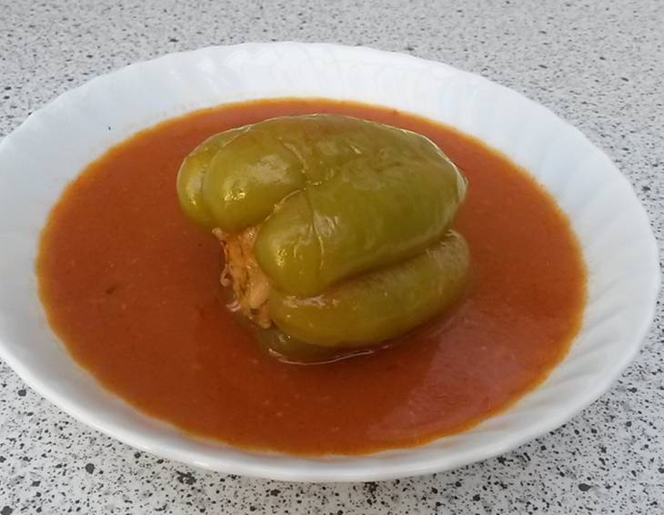 Gefüllte Paprika mit Tomatensauce