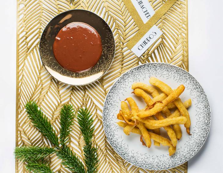 Churros mit Orangen-Schokoladensauce Churros mit Orangen-Schokoladensauce
