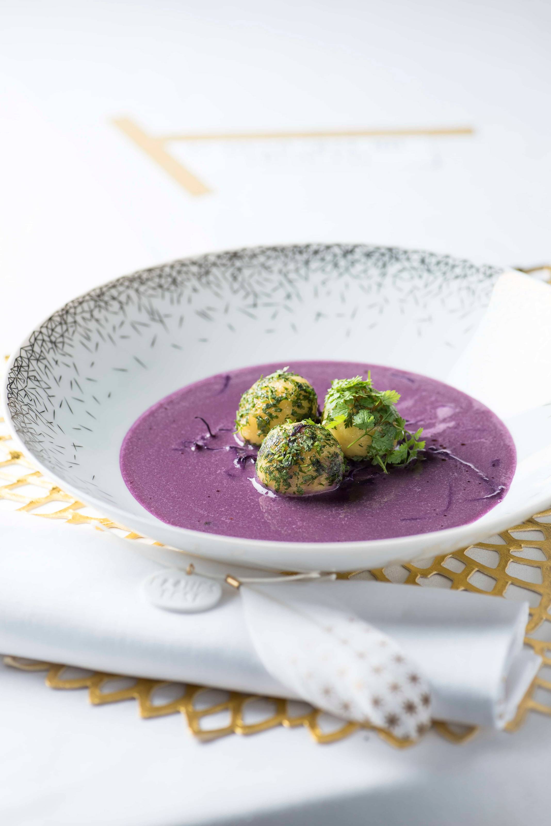 Rotkrautsuppe mit karamellisierten Knödeln Rezept