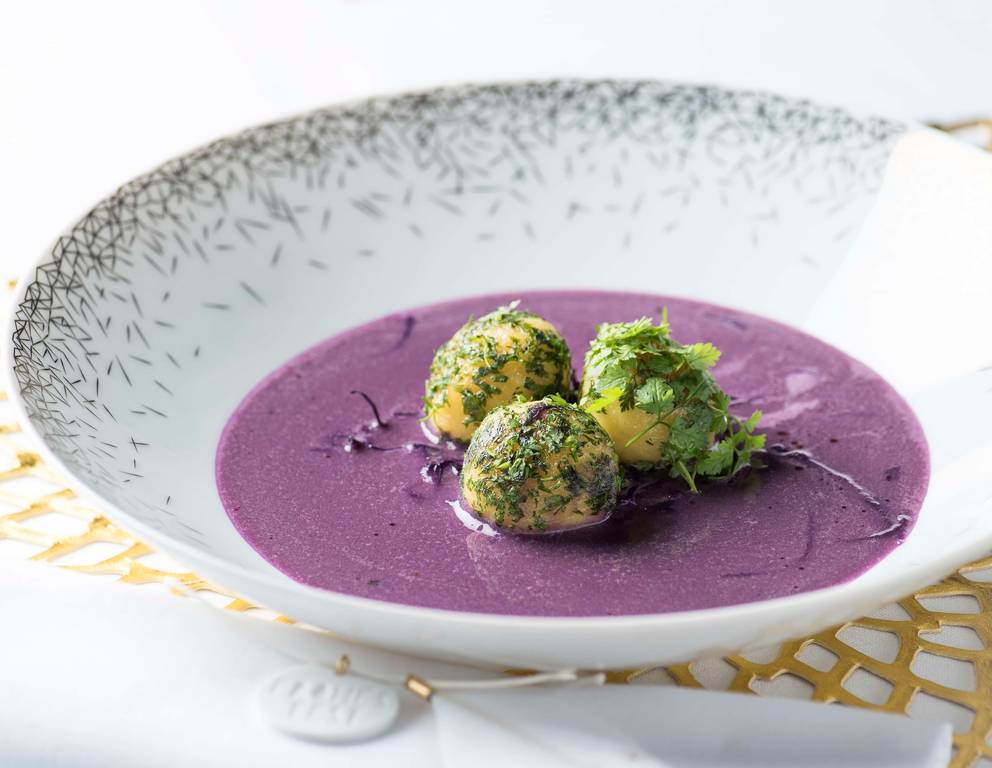 Rotkrautsuppe mit karamellisierten Knödeln Rotkrautsuppe mit karamellisierten Knödeln