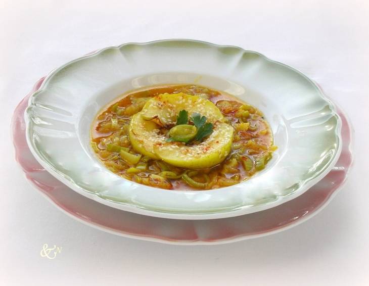 Apfel-Lauch-Suppe mit Sesamsaat Apfel-Lauch-Suppe mit Sesamsaat
