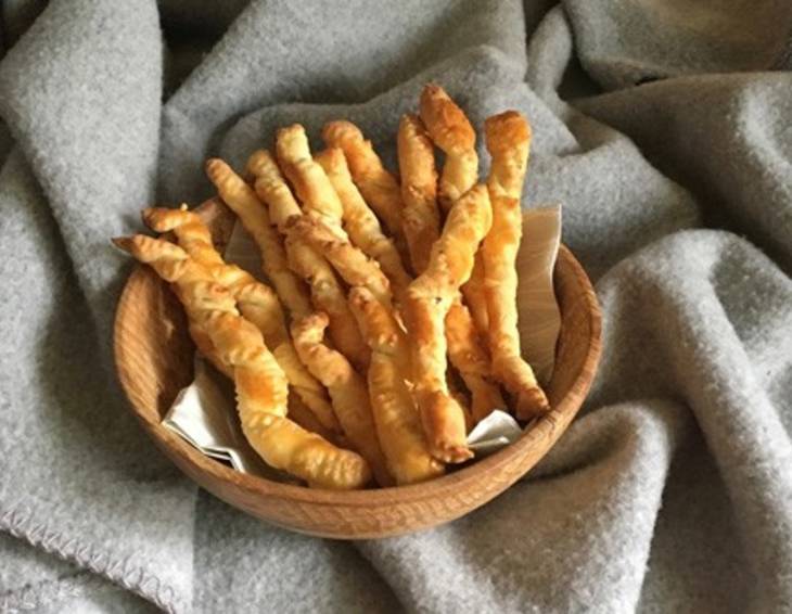 Käsestangen - Herzhaftes Gebäck aus Blätterteig Käsestangen - Herzhaftes Gebäck aus Blätterteig