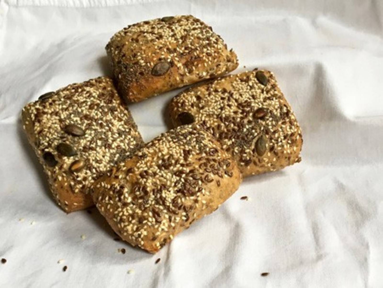 Vollkornbrötchen mit Mohn- oder Sesamsamen Rezept - ichkoche.de