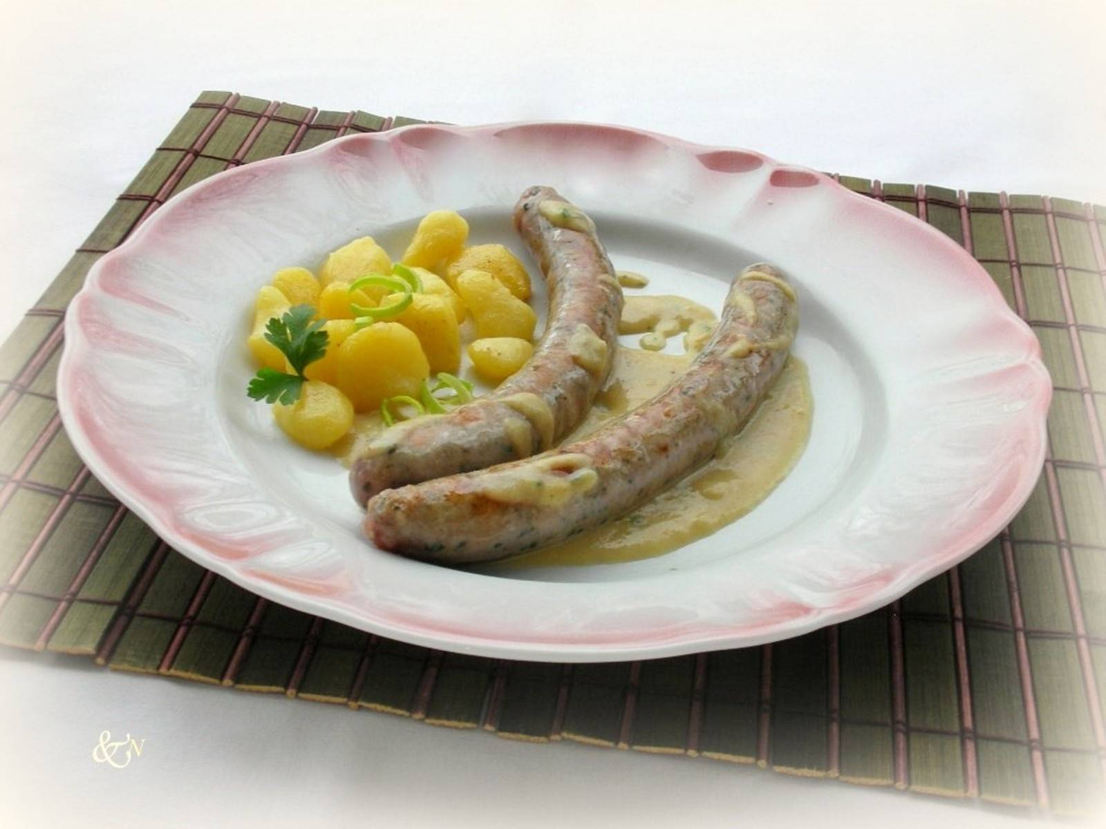 Bratwurst in süß-saurer Soße