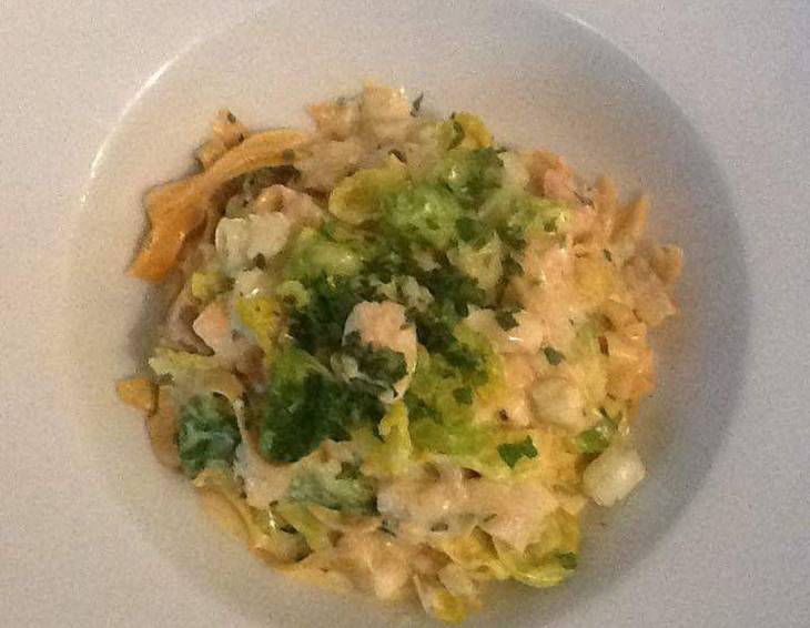 Chilibandnudeln mit Lachsforelle und Kohlsprossenblättern Chilibandnudeln mit Lachsforelle und Kohlsprossenblättern
