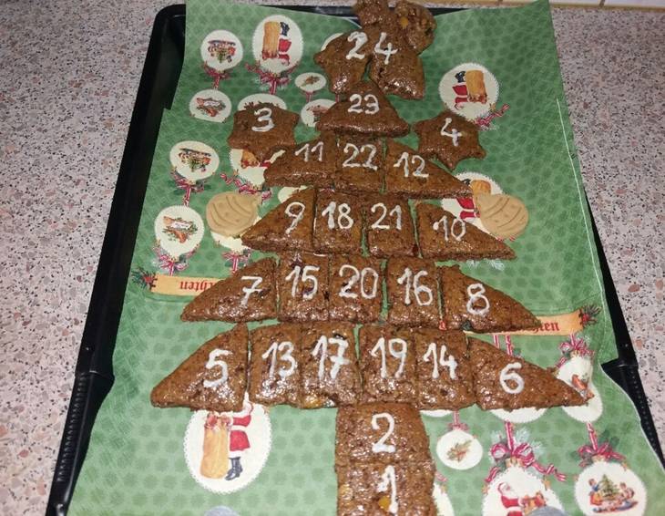 Tannenbaum-Adventkalender aus Lebkuchenteig