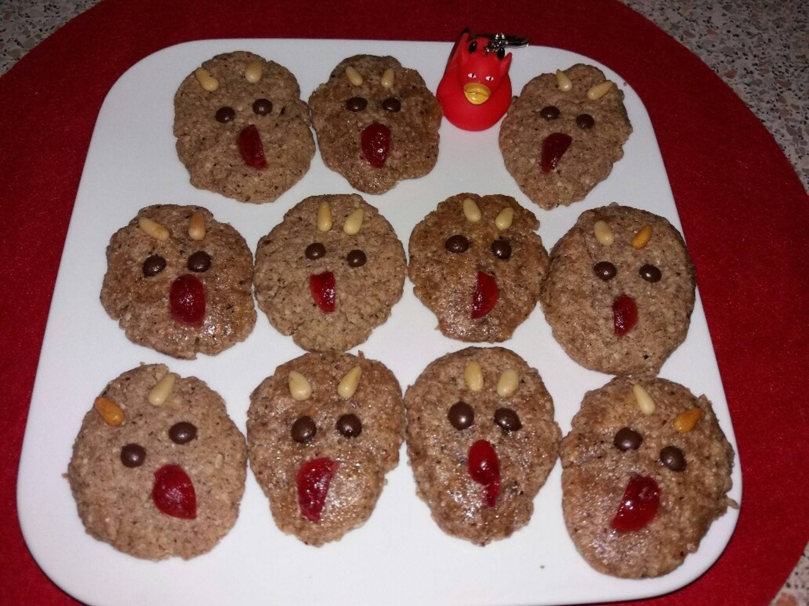 Haselnusstaler Krampus Rezept - ichkoche.at Haselnusstaler Krampus Rezept - ichkoche.at