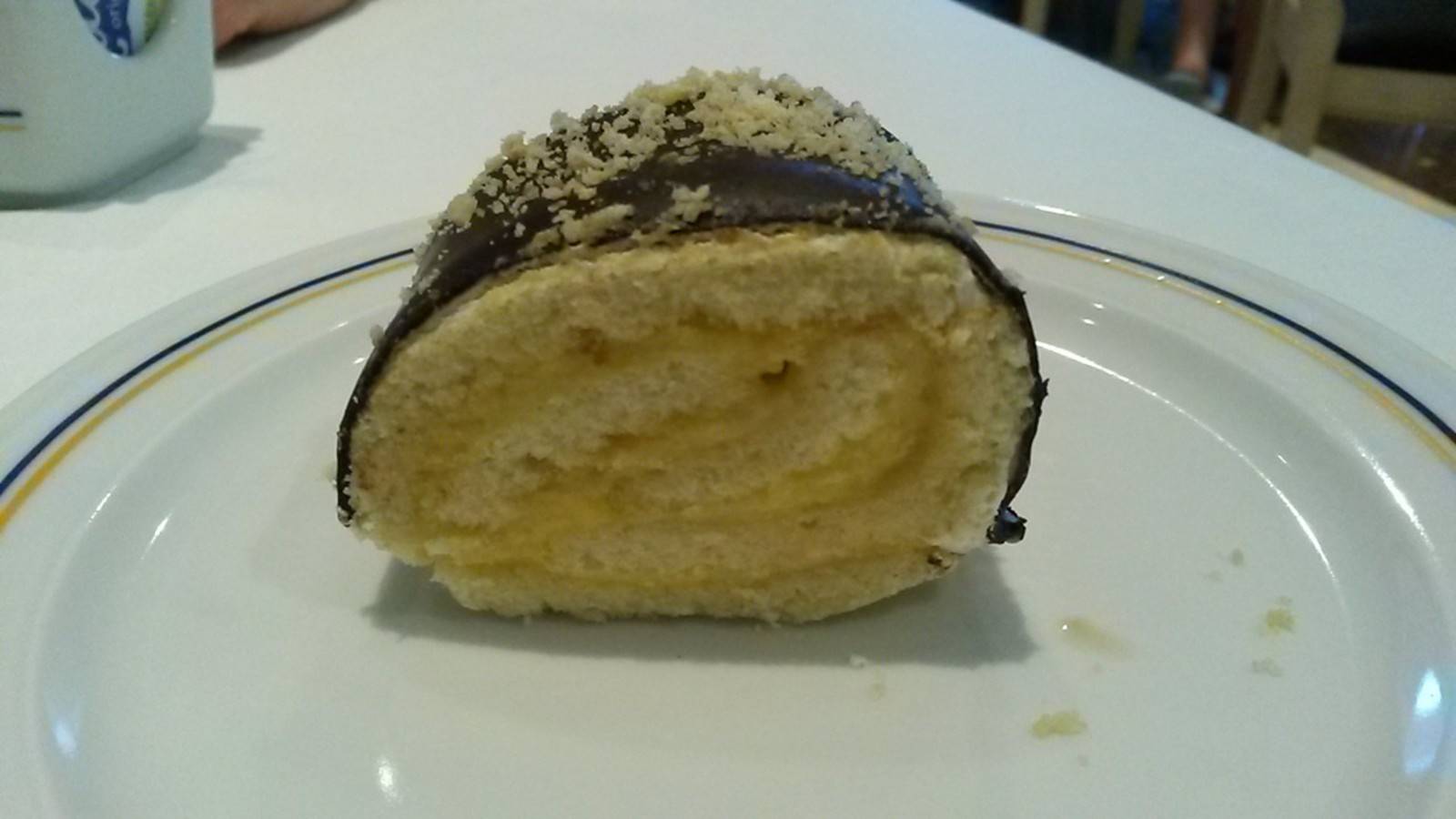 Biskuitroulade mit Zitronenfülle