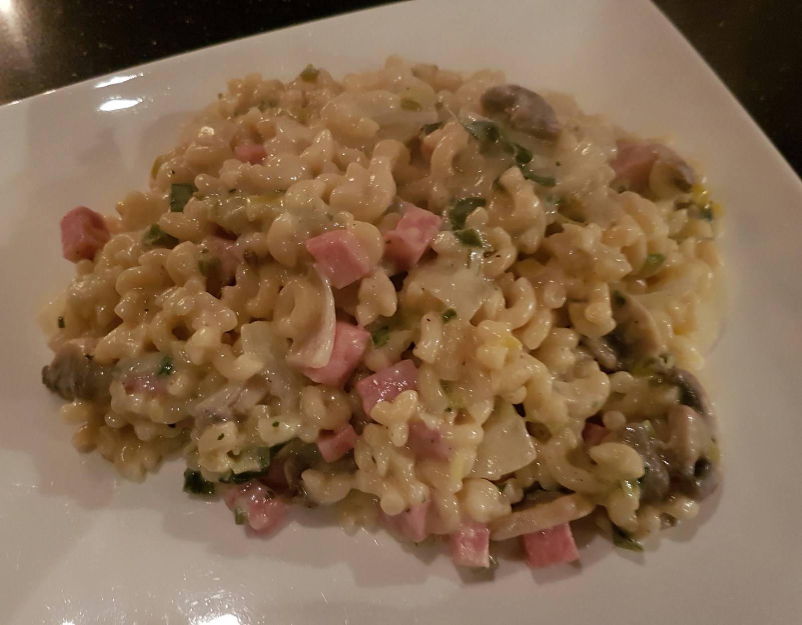 Hörnchen mit Salami-Carbonara Rezept - ichkoche.ch