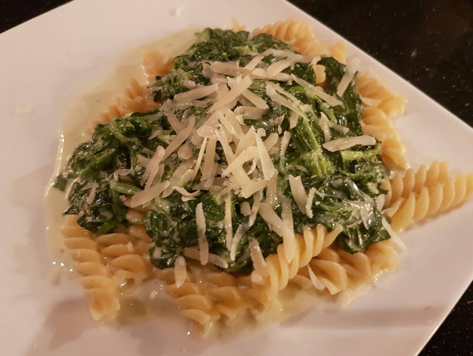 Nudeln mit Spinat und Parmesan