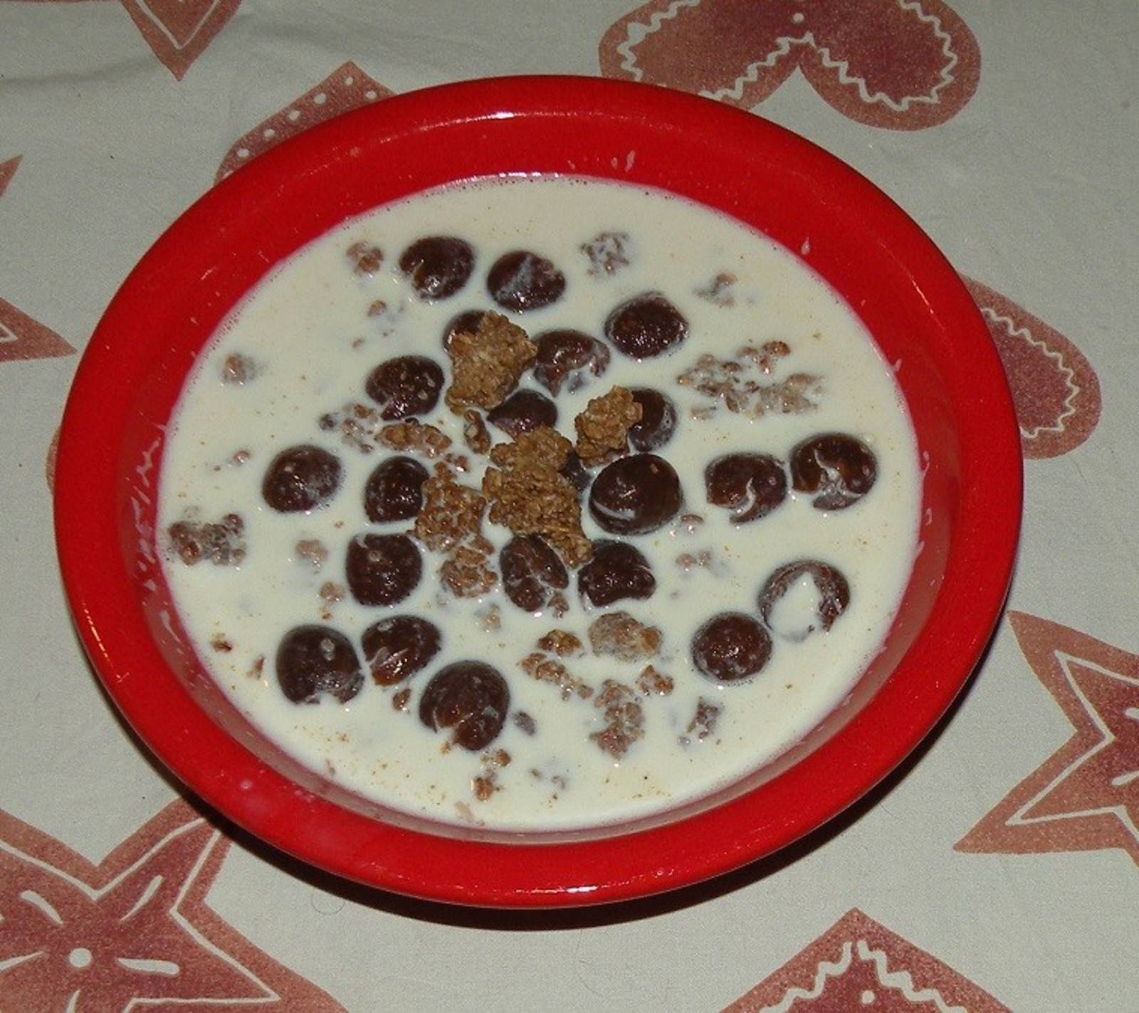 Schokoknuspermüsli mit Kirschen