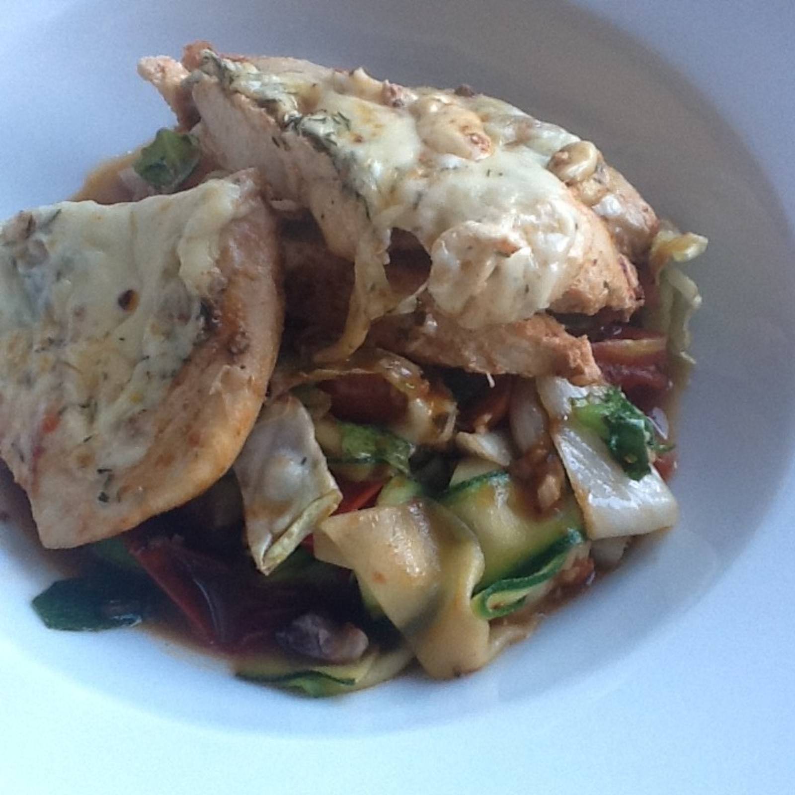 Gratiniertes Hühnerfilet auf Zucchinispaghetti, Paradeiser und ...