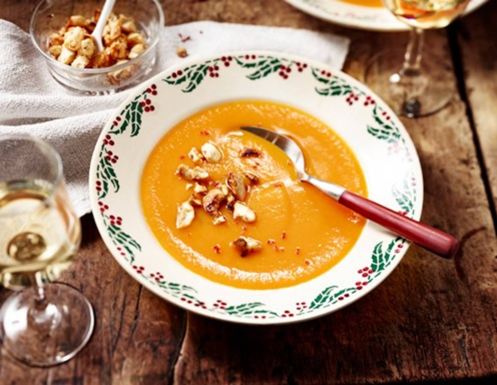 Karotten-Orangen-Suppe mit Nuss-Topping Rezept