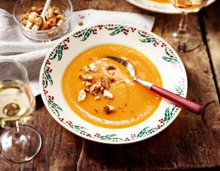 Karotten-Orangen-Suppe mit Nuss-Topping