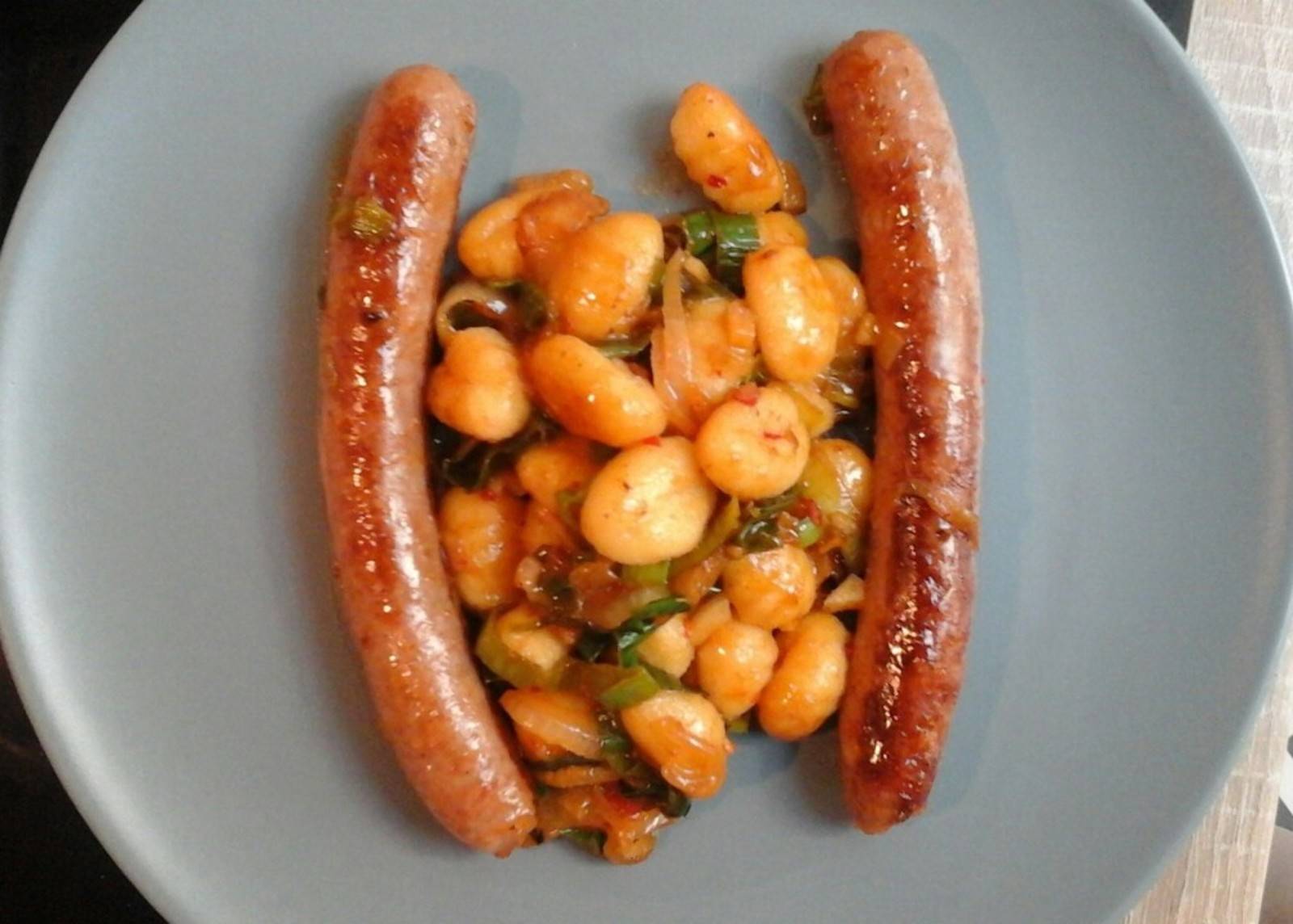 Chipolata mit Gnocchi und Lauch