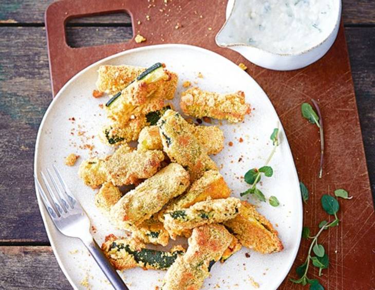 Zucchinisticks mit Apfel-Minze-Raita