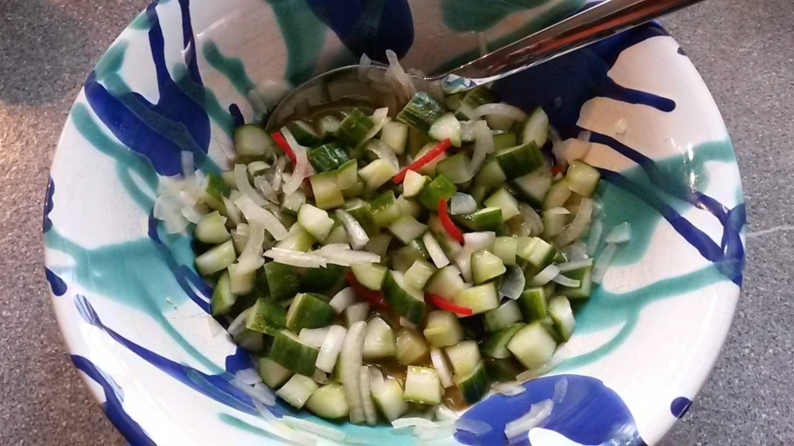 Gurkensalat mit Chili Rezept - ichkoche.de Gurkensalat mit Chili Rezept - ichkoche.de