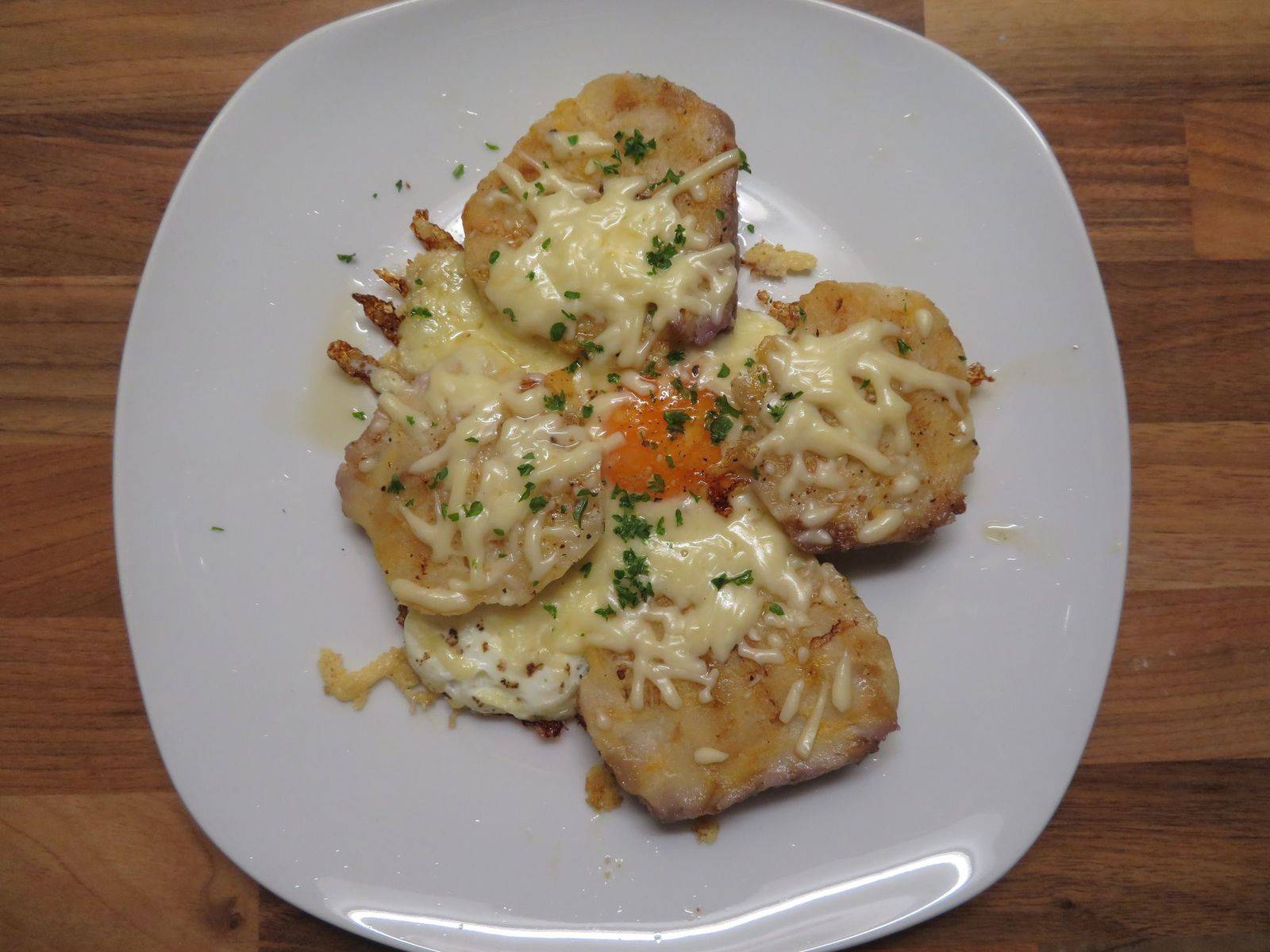 Überbackene geröstete Knödel mit Spiegelei