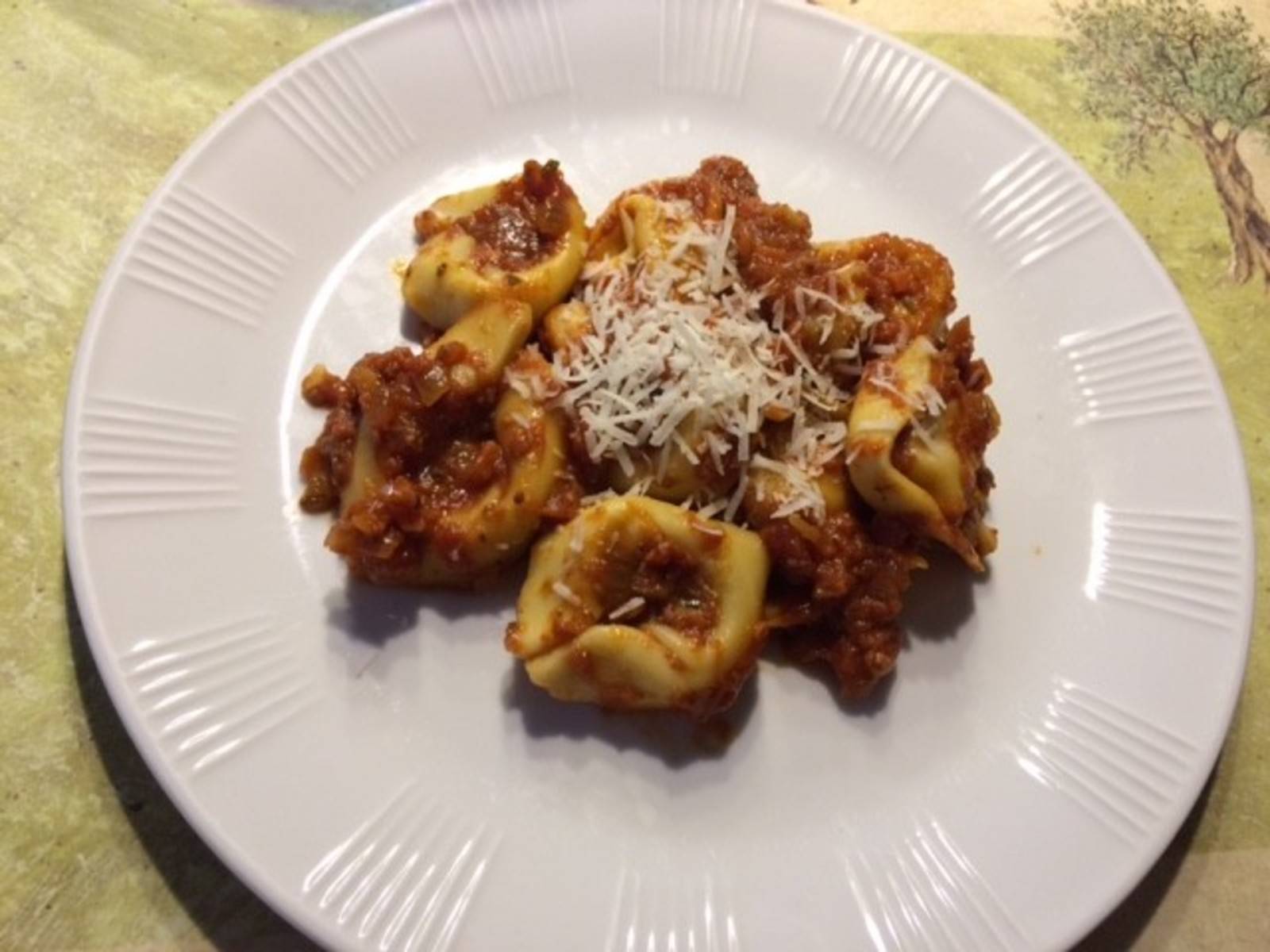 Tortellini mit Tomaten-Weinsauce