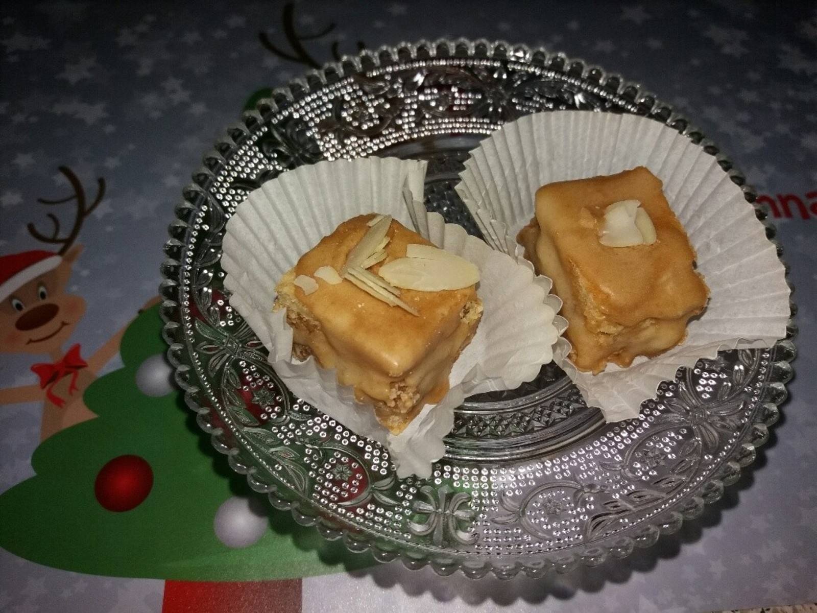 Petit Fours mit Marzipan und Marmelade Rezept - ichkoche.de Petit Fours mit Marzipan und Marmelade Rezept - ichkoche.de