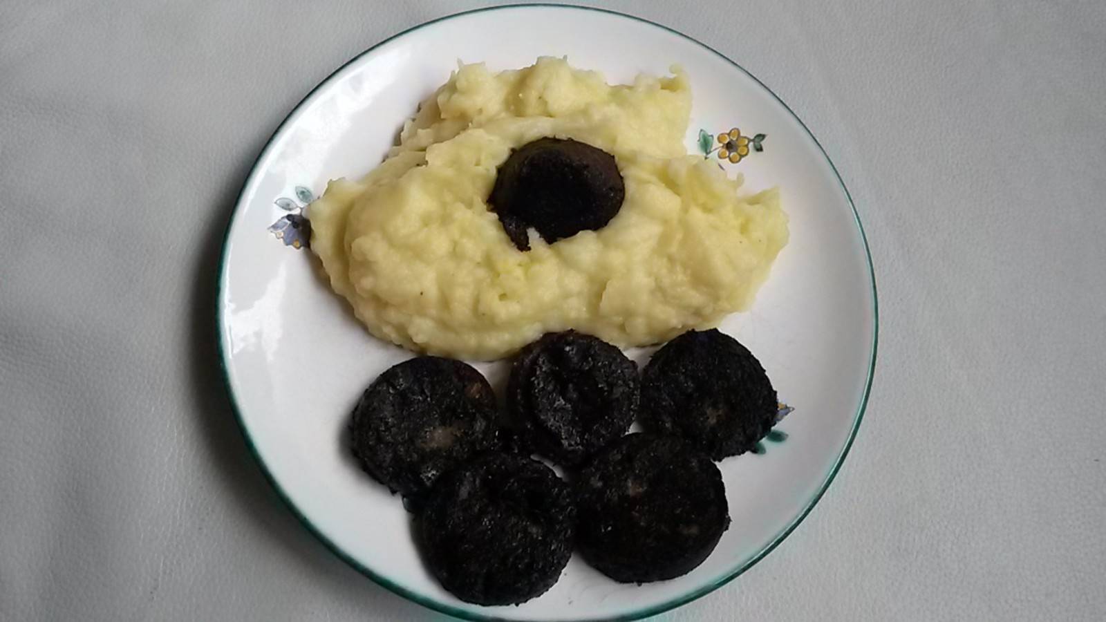 Kartoffelpüree mit Parmesan und gebratenen Blutwurstscheiben Rezept ...