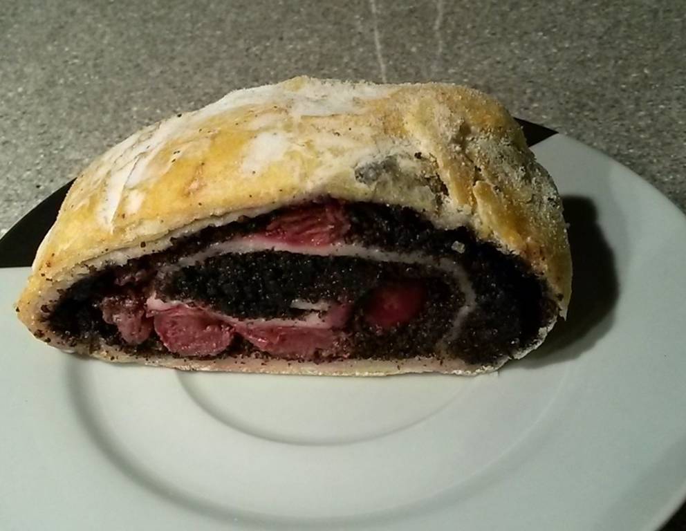 Mohnstrudel mit Weichseln Mohnstrudel mit Weichseln